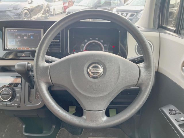 �C���e���A�ɍ��킹���f�U�C���̃X�e�A�����O�́A�^�]�������̂��Ƃ��l���A�^�]���₷���`��A�傫���ł��B�����x�A���ۂɐG���Ă��m���߂��������B