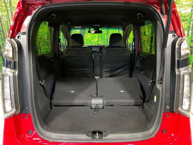 ���i�̂���������ʋ΁A���}���ɏ\���ȉ׎��X�y�[�X���m�ۂ��Ă���܂��B�Z�J���h�V�[�g��|���ƁA�傫�ȉו��̐ύڂ��\�ł���