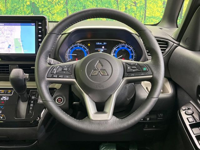 �C���e���A�ɍ��킹���f�U�C���̃X�e�A�����O�́A�^�]�������̂��Ƃ��l���A�^�]���₷���`��A�傫���ł��B�����x�A���ۂɐG���Ă��m���߂��������B