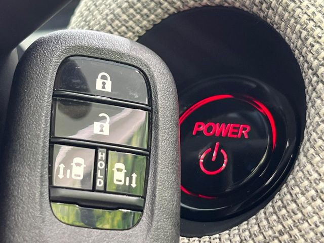 �yHonda�X�}�[�g�L�[�z�J�o����|�P�b�g�ɓ��ꂽ�܂܂ł��h�A�̎{���E�������\�ȃX�}�[�g�L�[�𑕔��B�G���W���̃I���E�I�t�����J�M�����o���K�v����������Ƃ��Ă��֗��ł���