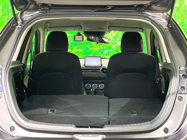 普段のお買い物や通勤、送迎等に十分な荷室スペースを確保しております。セカンドシートを倒すと、大きな荷物の積載も可能です♪