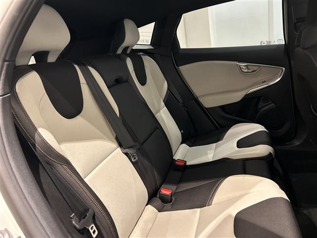 V40クロスカントリーD4 ダイナミック エディション ディーゼル