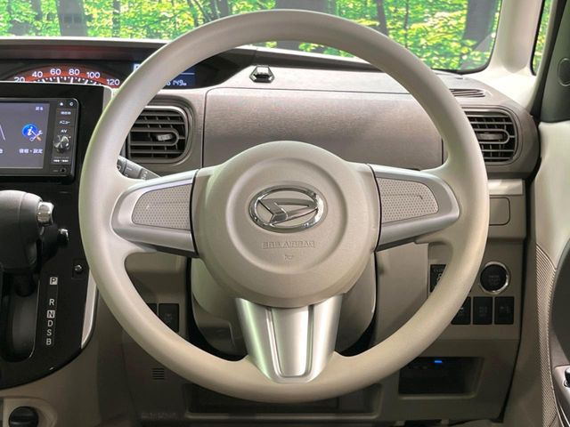 �C���e���A�ɍ��킹���f�U�C���̃X�e�A�����O�́A�^�]�������̂��Ƃ��l���A�^�]���₷���`��A�傫���ł��B�����x�A���ۂɐG���Ă��m���߂��������B