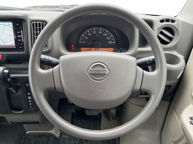 �C���e���A�ɍ��킹���f�U�C���̃X�e�A�����O�́A�^�]�������̂��Ƃ��l���A�^�]���₷���`��A�傫���ł��B�����x�A���ۂɐG���Ă��m���߂��������B