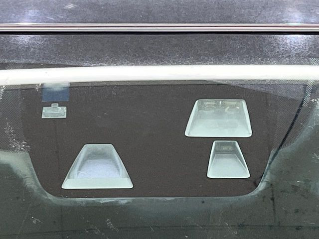 【i-ACTIVESENSE】走行中に前方の車両等を認識し、衝突しそうな時は警報とブレーキで衝突回避と被害軽減をアシスト。より安全にドライブをお楽しみいただけます。