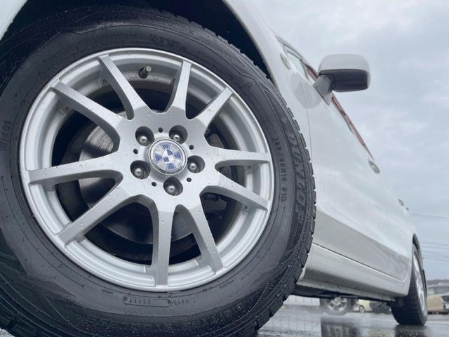 �y�A���~�z�C�[���z�O�ςɃ}�b�`�����A���~�z�C�[���𑕒����Ă���܂��B�e��A���~�z�C�[����A�X�^�b�h���X�^�C�����戵�����Ă���܂��B���񂲑��k����������