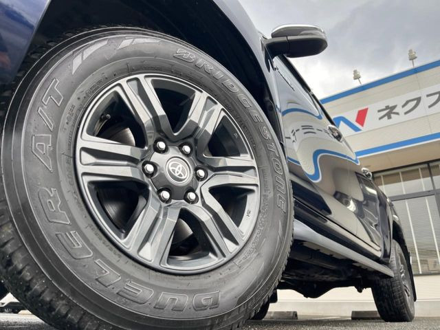 �y����17�C���`�A���~�z�C�[���z�O�ςɃ}�b�`���������A���~�z�C�[���𑕒����Ă���܂��B�e��ЊO�A���~�z�C�[����A�X�^�b�h���X�^�C�����戵�����Ă���܂��B���񂲑��k����������