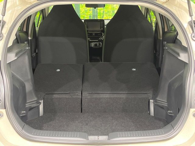 ���i�̂���������ʋ΁A���}���ɏ\���ȉ׎��X�y�[�X���m�ۂ��Ă���܂��B�Z�J���h�V�[�g��|���ƁA�傫�ȉו��̐ύڂ��\�ł���