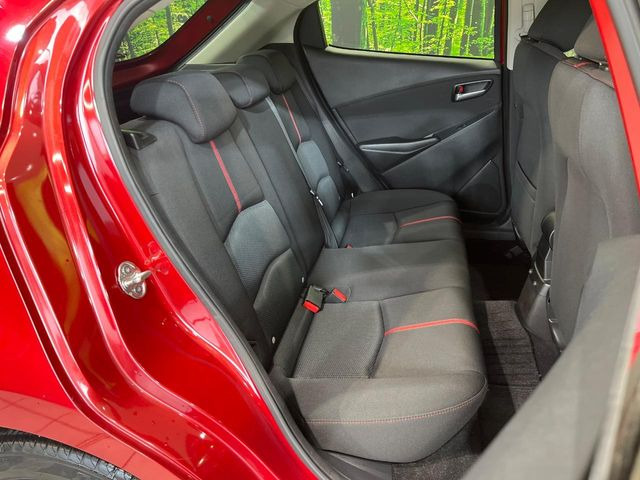 コンパクトカーですが、セカンドシートは十分な広さがあり快適にお乗りいただけます♪シートを倒して大きな荷物を積んだりと、用途の幅が広い1台です。