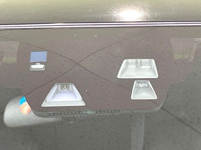 【i-ACTIVESENSE】走行中に前方の車両等を認識し、衝突しそうな時は警報とブレーキで衝突回避と被害軽減をアシスト。より安全にドライブをお楽しみいただけます。