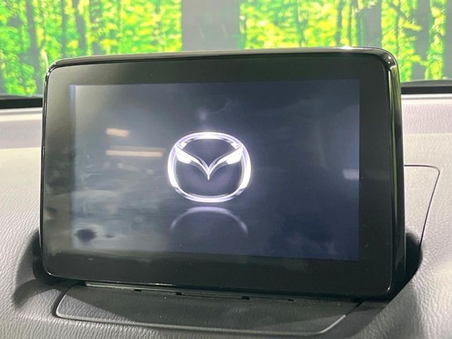 【マツダコネクトナビ】車内の雰囲気にマッチした一体型タイプのナビ。各種車輌設定やBluetooth再生等、様々な機能が楽しめます。直感的なダイヤル操作が可能で、使い勝手も良好です。