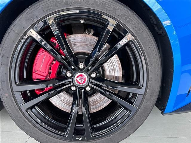 20インチ鍛造ホイールを採用。