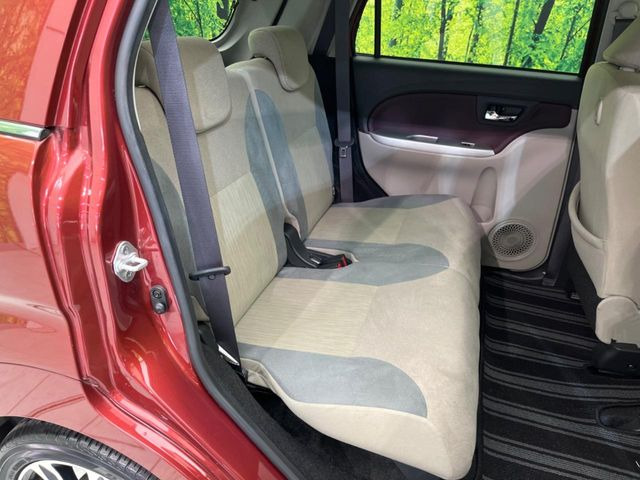 後部座席も気になるようなキズ・汚れやへたり等、大きなダメージはなく、良好な状態です。