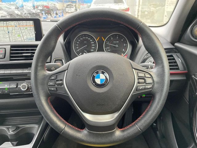 ●マルチファンクションステアリング:ハンドルの左右のボタンでオーディオの選択や音量の調節が可能です。ハンドルから手を放さず操作できるので安心ですね♪