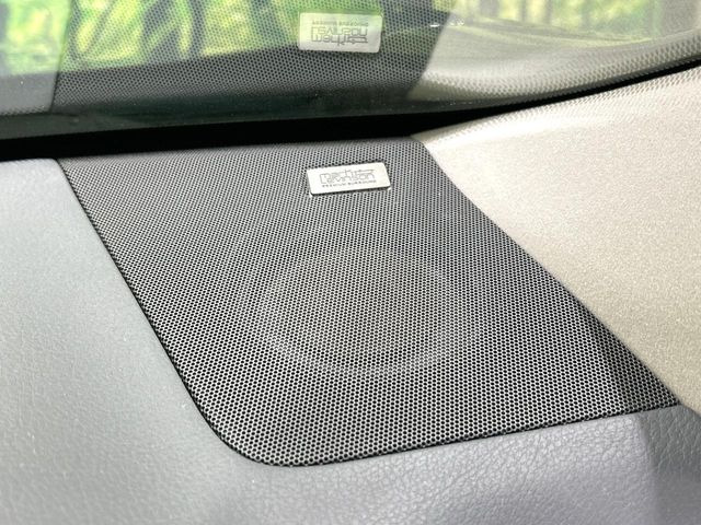 �y�}�[�N���r���\���T�E���h�V�X�e���z���[�J�[�I�v�V�����̍��i�ʃT�E���h�V�X�e���𓋍ځB��p�̃`���[�j���O���{���ꂽ�召�l�X�ȃX�s�[�J�[����ǎ��ȃT�E���h���t�ł��A�Տꊴ���ӂ�鉹����Ԃ����o���܂��B