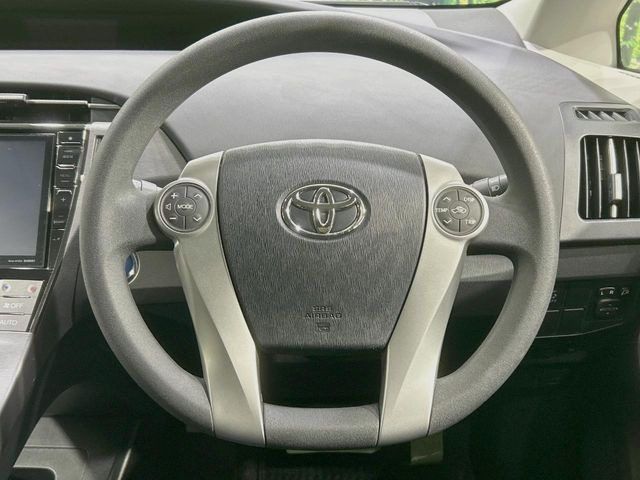 �C���e���A�ɍ��킹���f�U�C���̃X�e�A�����O�́A�^�]�������̂��Ƃ��l���A�^�]���₷���`��A�傫���ł��B�����x�A���ۂɐG���Ă��m���߂��������B