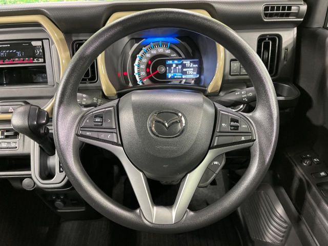 �C���e���A�ɍ��킹���f�U�C���̃X�e�A�����O�́A�^�]�������̂��Ƃ��l���A�^�]���₷���`��A�傫���ł��B�����x�A���ۂɐG���Ă��m���߂��������B