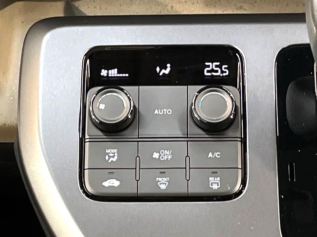 【オートエアコン】一度お好みの温度に設定すれば、車内の温度を検知し風量や温度を自動で調整。暑い&hellip;寒い&hellip;と何度もスイッチ操作をする必要はありません。快適な車内空間には必須の機能ですね♪