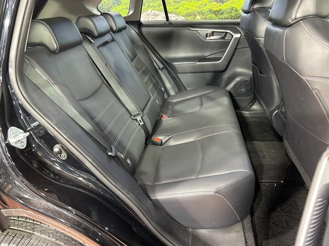 後部座席も気になるようなキズ・汚れやへたり等、大きなダメージはなく、良好な状態です。
