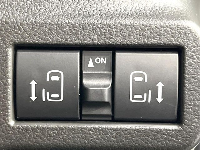 【両側パワースライドドア】スマートキーや運転席のスイッチで後席両側スライドドアの開閉が可能♪電動だから力を入れてドアを開ける必要が無く、小さなお子様でも簡単に開け閉めでき快適です♪