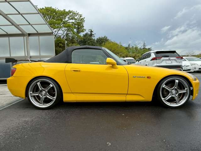 当店在庫は外装、内装クリーニング後に展示し、併せて事故修復歴の有無、メーター改ざん歴の有無も第三者機関による検査を全台実施しております。車検、整備、鈑金塗装も自社で対応できますのでご安心ください。