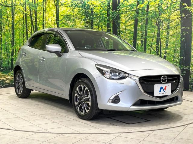 高透明度のガラス皮膜で撥水はもちろん、上質なツヤ・光沢を実現。紫外線や酸性雨から大切な愛車を保護し、色あせ・劣化を防止。「弾スプラッシュコート」、「弾プリミッサコート」からお選びいただけます。