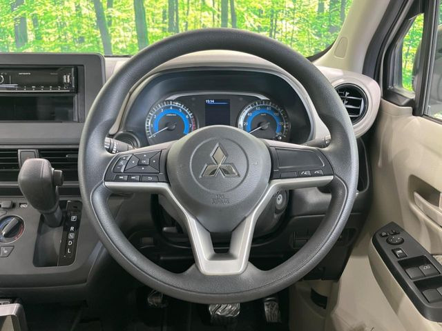 �C���e���A�ɍ��킹���f�U�C���̃X�e�A�����O�́A�^�]�������̂��Ƃ��l���A�^�]���₷���`��A�傫���ł��B�����x�A���ۂɐG���Ă��m���߂��������B