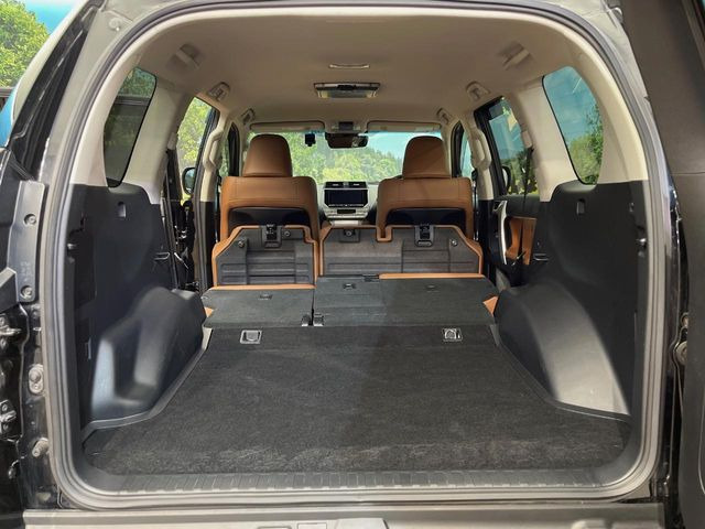 ���i�̂���������ʋ΁A���}���ɏ\���ȉ׎��X�y�[�X���m�ۂ��Ă���܂��B�Z�J���h�V�[�g��|���ƁA�傫�ȉו��̐ύڂ��\�ł���