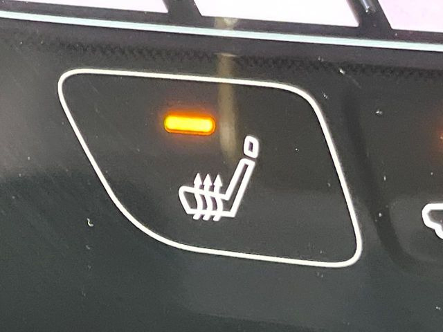 【シートヒーター】寒い日に重宝するシートヒーター!エアコンより早く温まってくれるので寒がりの人も安心ですね♪エアコンの温風は乾燥するから苦手、という方にもをおすすめです。