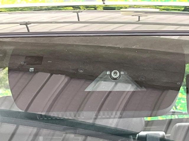 【スマートシティブレーキサポート】低速走行中に前方の車両等を認識し、衝突しそうな時は警報とブレーキで衝突回避と被害軽減をアシスト。より安全にドライブをお楽しみいただけます。