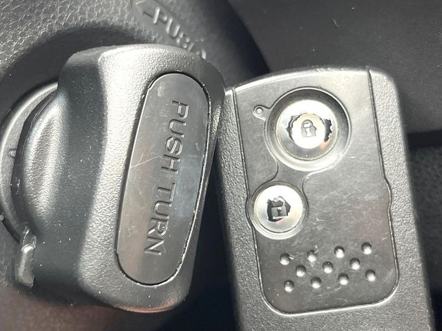 �yHonda�X�}�[�g�L�[�z�J�o����|�P�b�g�ɓ��ꂽ�܂܂ł��h�A�̎{���E�������\�ȃX�}�[�g�L�[�𑕔��B�G���W���̃I���E�I�t�����J�M�����o���K�v����������Ƃ��Ă��֗��ł���