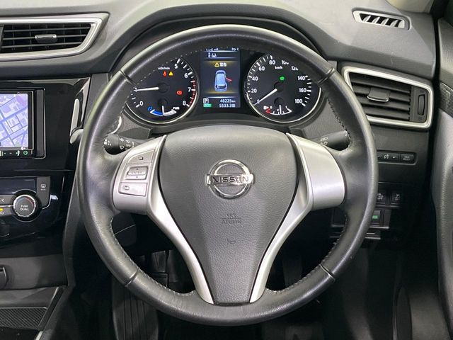 �C���e���A�ɍ��킹���f�U�C���̃X�e�A�����O�́A�^�]�������̂��Ƃ��l���A�^�]���₷���`��A�傫���ł��B�����x�A���ۂɐG���Ă��m���߂��������B