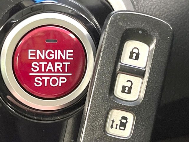 �yHonda�X�}�[�g�L�[�z�J�o����|�P�b�g�ɓ��ꂽ�܂܂ł��h�A�̎{���E�������\�ȃX�}�[�g�L�[�𑕔��B�G���W���̃I���E�I�t�����J�M�����o���K�v����������Ƃ��Ă��֗��ł���
