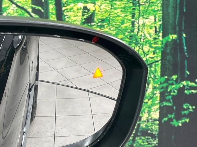 【ブラインドスポットワーニング】走行中、ドアミラーの死角になりやすい箇所に後続車が接近するとサイドミラー付近に警告を表示、ドライバーに注意喚起をしてくれます。