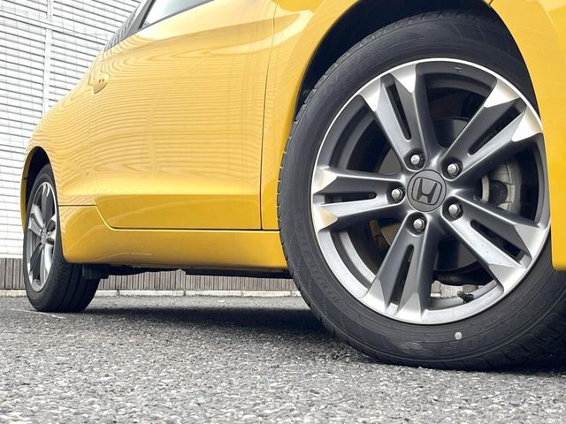 �y����16�C���`�A���~�z�C�[���z�O�ςɃ}�b�`���������A���~�z�C�[���𑕒����Ă���܂��B�e��ЊO�A���~�z�C�[����A�X�^�b�h���X�^�C�����戵�����Ă���܂��B���񂲑��k����������