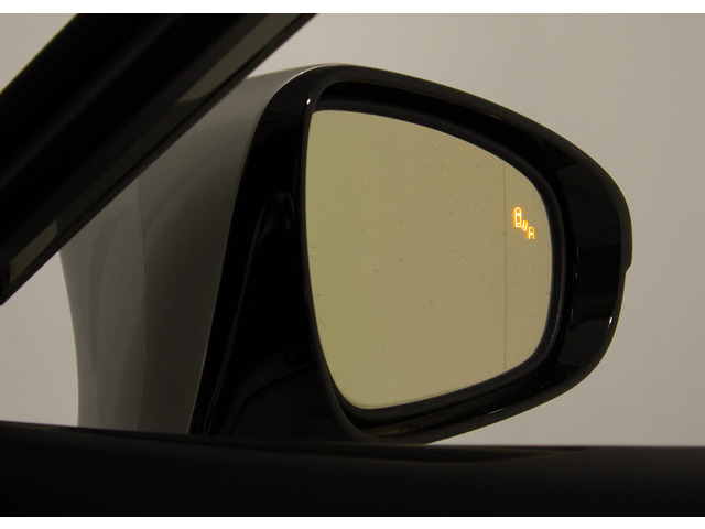 BSM(�u���C���h�X�|�b�g���j�^)!�ׂ̎Ԑ��𑖂�ԗ������[�_�[�Ō��m���A�h�A�~���[�ł͊m�F���ɂ����㑤���G���A�ɑ��݂���ԗ��ɉ����āA�}�ڋ߂��Ă���ԗ������m���܂��B