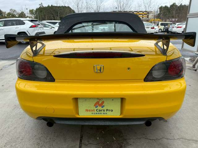 当店在庫は外装、内装クリーニング後に展示し、併せて事故修復歴の有無、メーター改ざん歴の有無も第三者機関による検査を全台実施しております。車検、整備、鈑金塗装も自社で対応できますのでご安心ください。