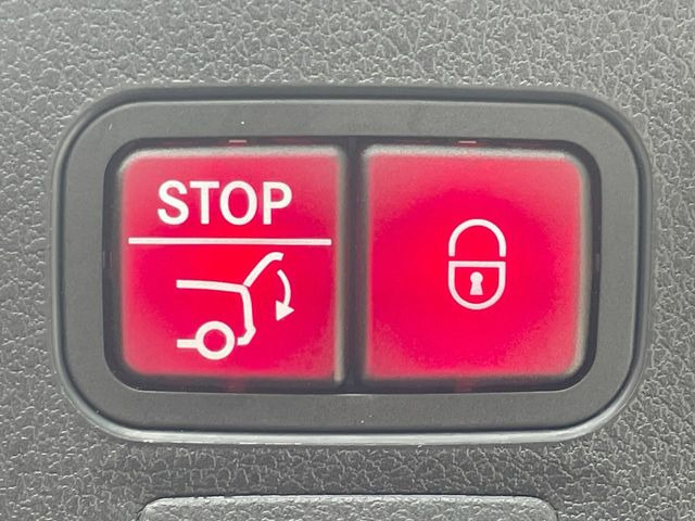 ●電動リアゲート:ワンタッチでリアゲートの開閉ができ、荷物などで両手が塞がっている状態でも簡単に開閉ができる便利機能です。