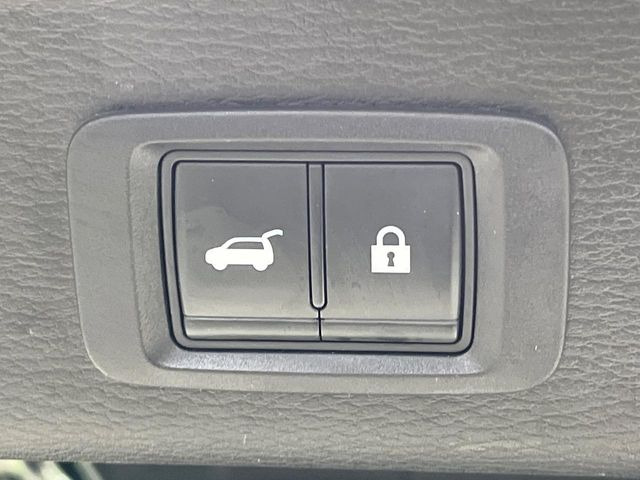 【パワーバックドア】スマートキーや運転席のボタンを押すだけでリアゲートが自動で開閉します!荷物を持っている時や、高い位置にあるバックドアを閉める際に便利な機能です♪