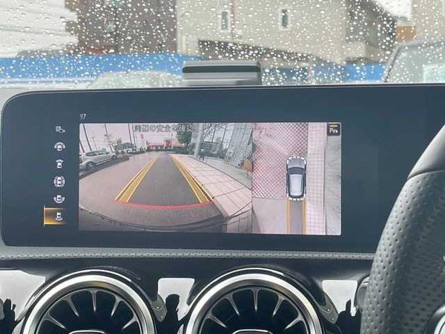 ●パノラミックビューモニター:専用のカメラにより、上から見下ろしたような視点で360度クルマの周囲を確認することができます☆死角部分も確認しやすく、狭い場所での切り返しや駐車もスムーズに行えます。