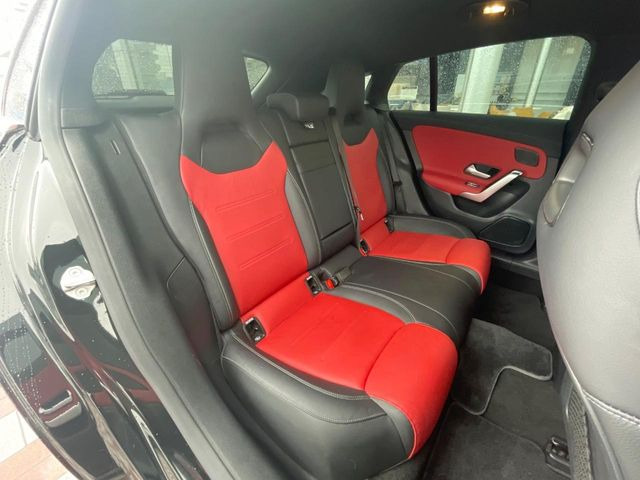 ●後部座席も気になるようなキズ・汚れやへたり等、大きなダメージはなく、良好な状態です。