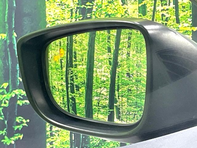 【ブラインドスポットモニタリング】走行中、ドアミラーの死角になりやすい箇所に後続車が接近するとサイドミラー付近に警告を表示、ドライバーに注意喚起をしてくれます。