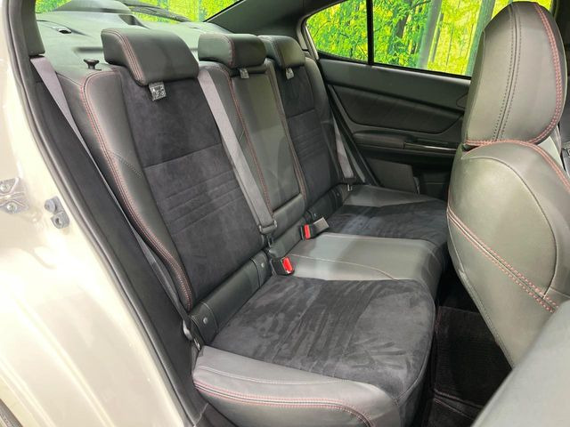 後部座席も気になるようなキズ・汚れやへたり等、大きなダメージはなく、良好な状態です。