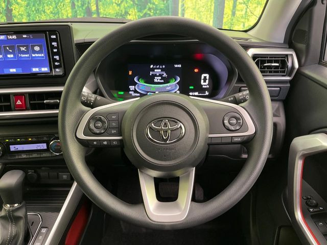 �C���e���A�ɍ��킹���f�U�C���̃X�e�A�����O�́A�^�]�������̂��Ƃ��l���A�^�]���₷���`��A�傫���ł��B�����x�A���ۂɐG���Ă��m���߂��������B