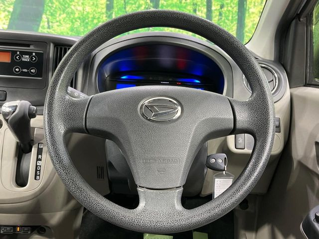 �C���e���A�ɍ��킹���f�U�C���̃X�e�A�����O�́A�^�]�������̂��Ƃ��l���A�^�]���₷���`��A�傫���ł��B�����x�A���ۂɐG���Ă��m���߂��������B