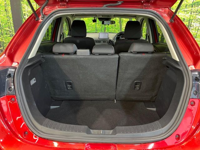 普段のお買い物や通勤、送迎等に十分な荷室スペースを確保しております。セカンドシートを倒すと、大きな荷物の積載も可能です♪