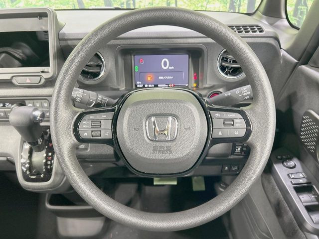 �C���e���A�ɍ��킹���f�U�C���̃X�e�A�����O�́A�^�]�������̂��Ƃ��l���A�^�]���₷���`��A�傫���ł��B�����x�A���ۂɐG���Ă��m���߂��������B