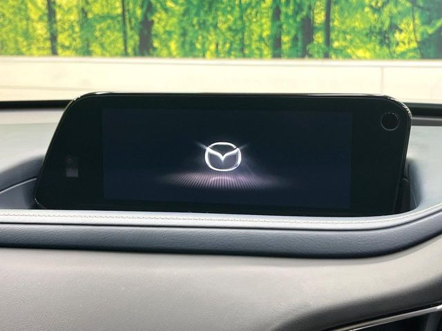 【8.8インチマツダコネクト】車内の雰囲気にマッチした大型のディスプレイ。スマホ接続でのナビ使用やBluetooth再生等、様々な機能が楽しめます。直感的なダイヤル操作が可能で、使い勝手も良好です。