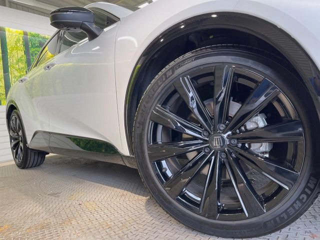 �y����21�C���`�A���~�z�C�[���z�O�ςɃ}�b�`���������A���~�z�C�[���𑕒����Ă���܂��B�e��ЊO�A���~�z�C�[����A�X�^�b�h���X�^�C�����戵�����Ă���܂��B���񂲑��k����������