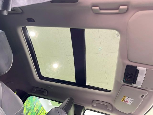 【サンルーフ】開放感たっぷりの希少装備、サンルーフが装着されています!車内に明かりを取り入れたり景色を楽しむ以外にも、車内の空気も簡単に換気できて快適です!